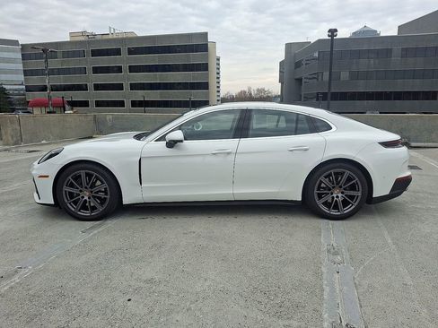 Used 2024 Porsche Panamera image 2