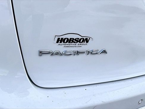 Used 2024 Chrysler Pacifica Touring-L image 14