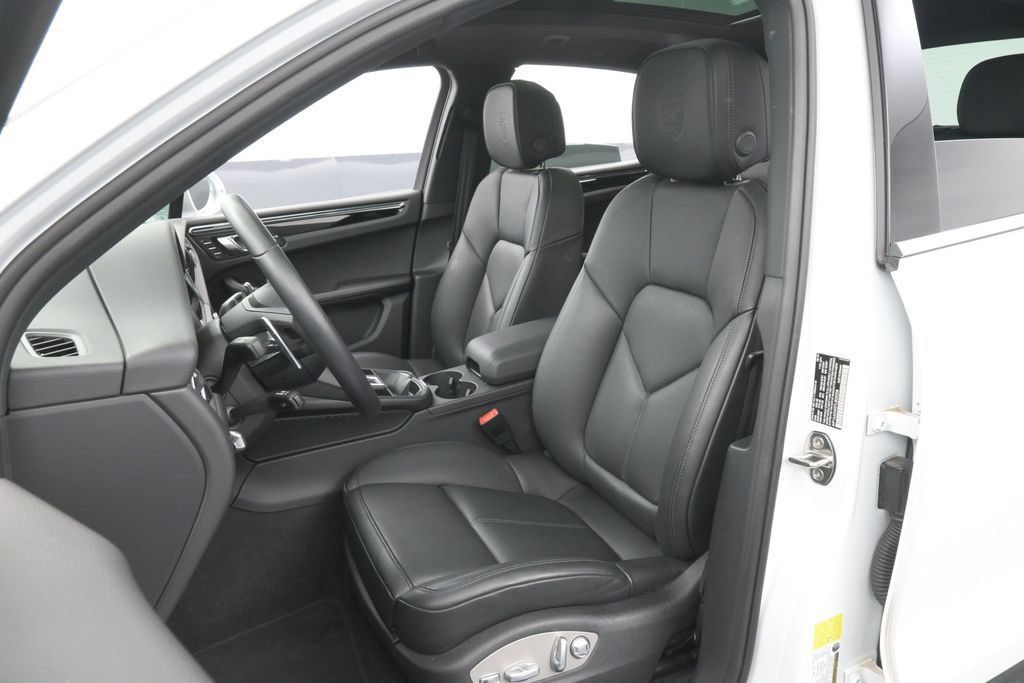 Certified 2026 Porsche Macan AWD/4WD image 5
