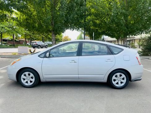 Used 2007 Toyota Prius w/ Pkg 3 FWD image 2