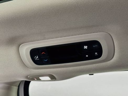 Used 2023 Chrysler Pacifica Limited FWD image 31