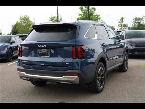 Used 2025 Kia Sorento S w/ Panoramic Sunroof Package image 5