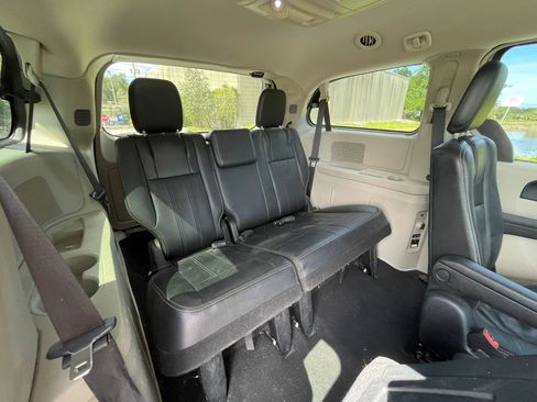 Used 2014 Chrysler Town & Country Touring FWD image 18