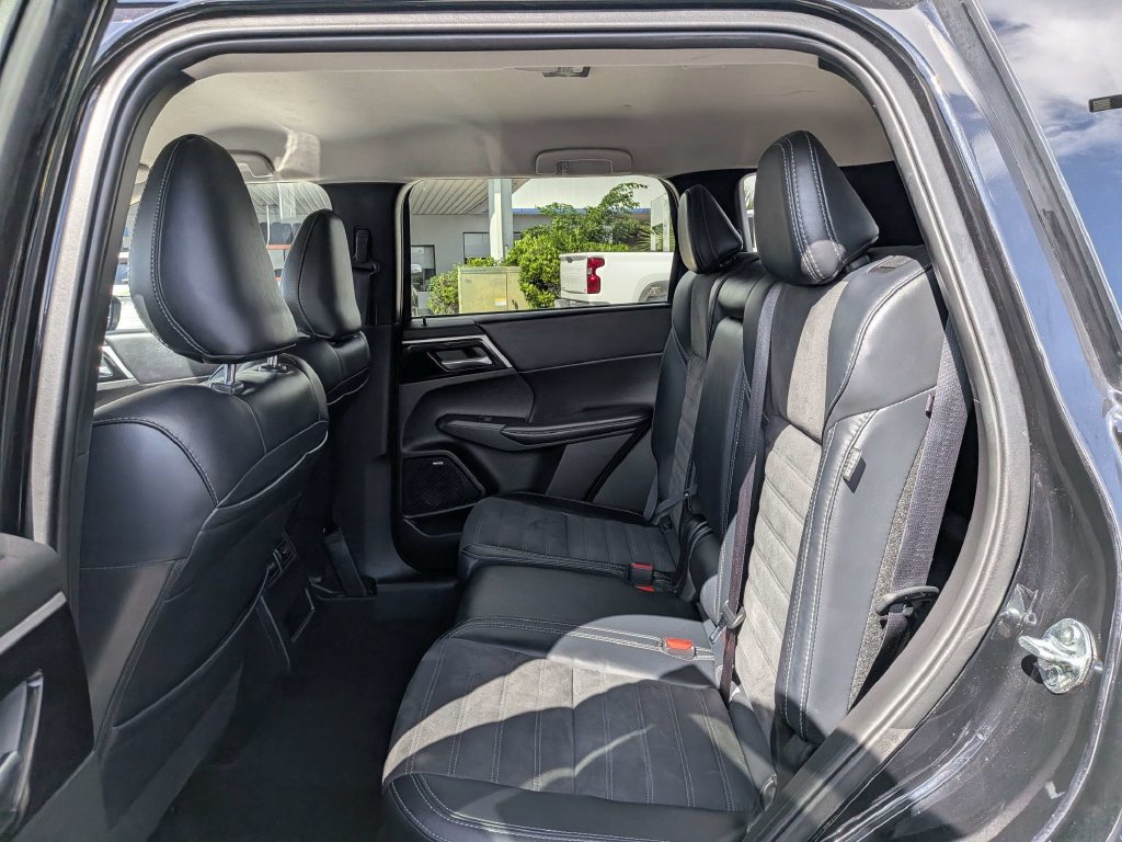Used 2025 Mitsubishi Outlander SE FWD image 12