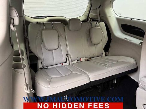 Used 2021 Chrysler Pacifica Touring-L image 19