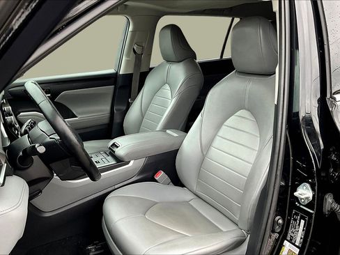 Used 2021 Toyota Highlander XLE image 21