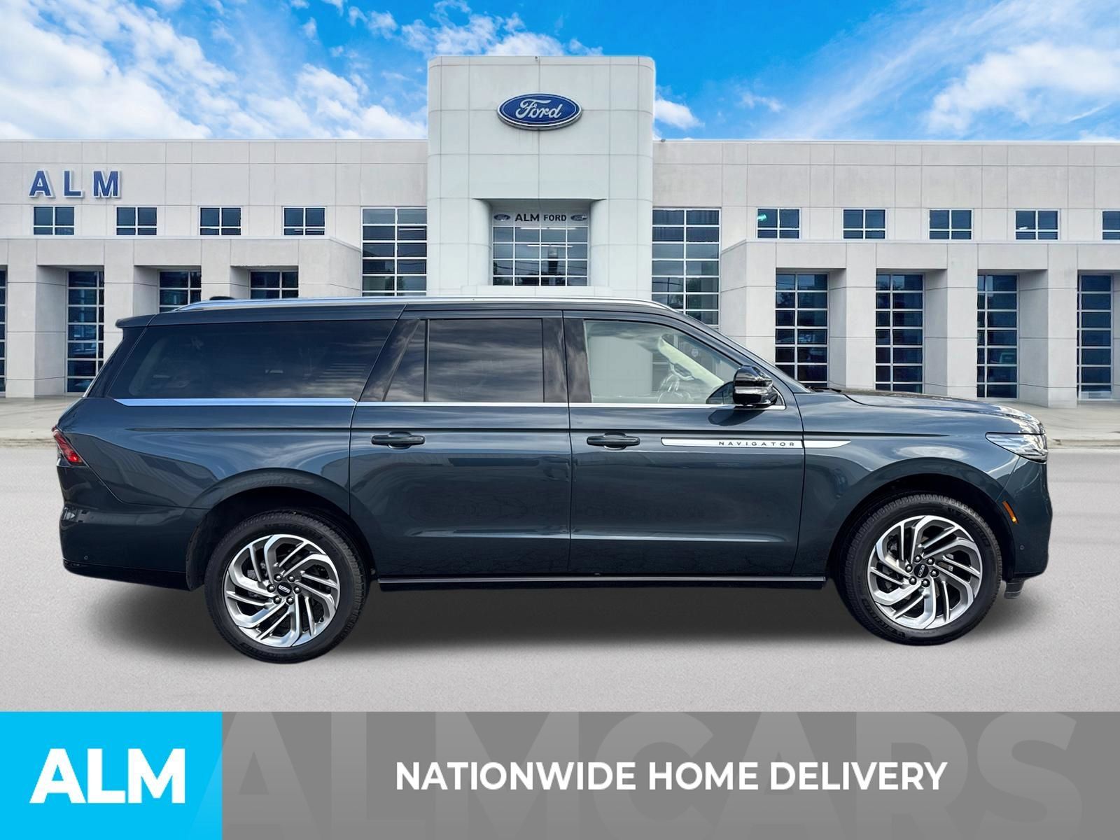 Used 2025 Lincoln Navigator L Reserve AWD/4WD image 4