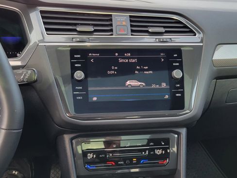 Used 2022 Volkswagen Tiguan SE image 29