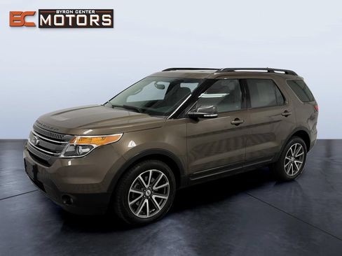 Used 2015 Ford Explorer XLT w/ Equipment Group 202A AWD/4WD image 1
