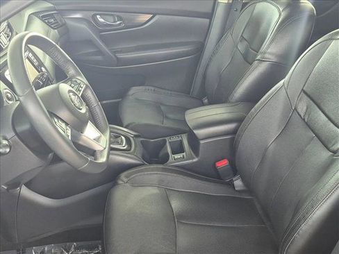 Used 2017 Nissan Rogue SL w/ SL Premium Package image 16