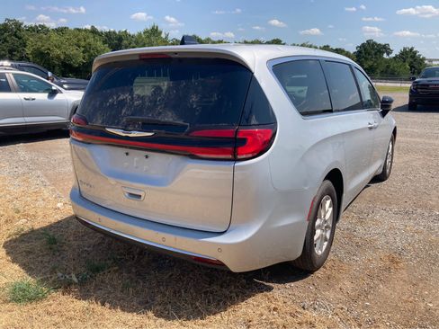 Used 2024 Chrysler Pacifica Touring-L FWD image 7
