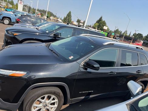 Used 2017 Jeep Cherokee Latitude AWD/4WD image 4