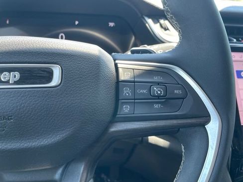 Used 2023 Jeep Grand Cherokee Limited w/ Black Appearance Package AWD/4WD image 16