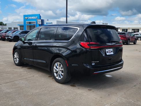 Used 2023 Chrysler Pacifica Touring-L w/ Uconnect Theater Family Group AWD/4WD image 7