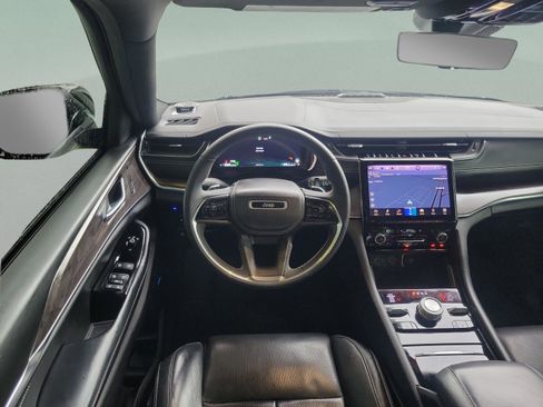 Used 2022 Jeep Grand Cherokee Overland w/ Luxury Tech Group IV image 16