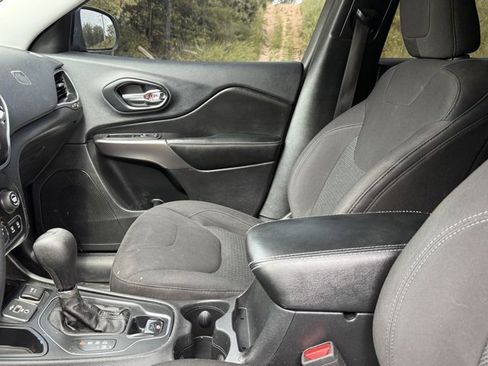 Used 2019 Jeep Cherokee Latitude w/ Popular Appearance Group image 21