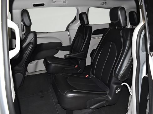 Certified 2024 Chrysler Pacifica Touring-L FWD image 19