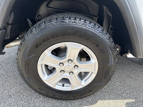 Used 2020 Jeep Wrangler Sport AWD/4WD image 16