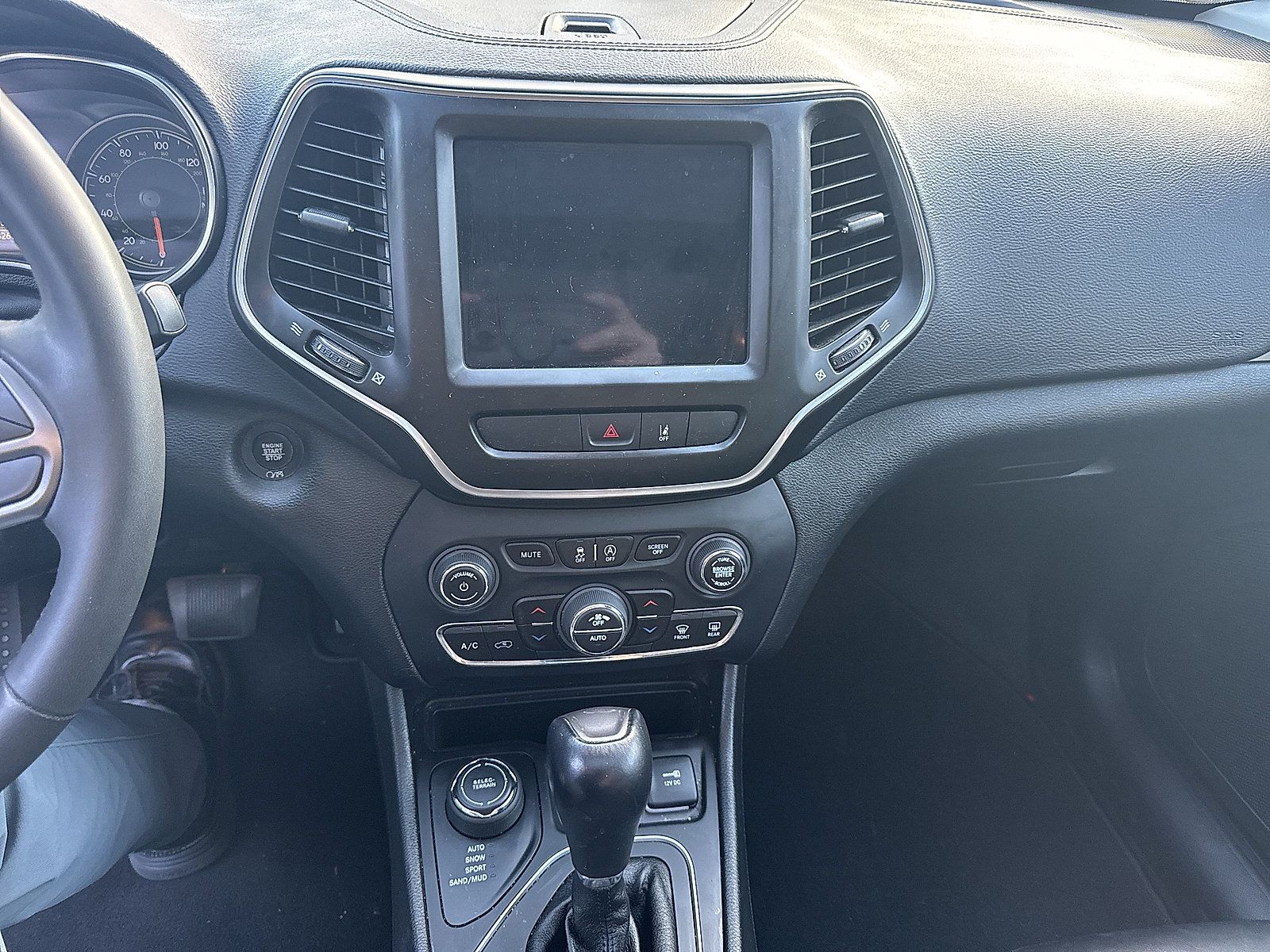 Used 2022 Jeep Cherokee Latitude Lux w/ Sun & Sound Group AWD/4WD image 11