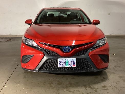 Used 2020 Toyota Camry SE w/ Sunroof Package image 19