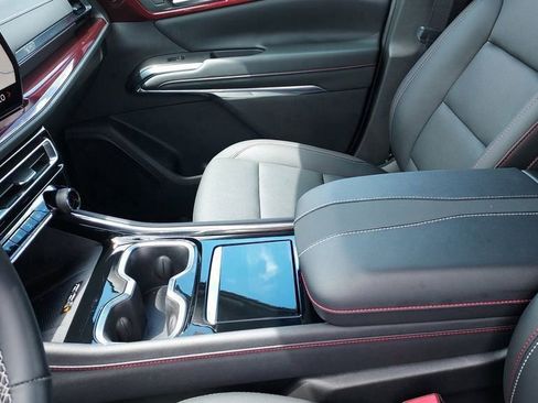 Used 2025 Chevrolet Traverse Z71 w/ Driver Confidence Package image 17