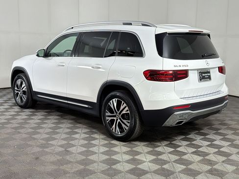 Used 2026 Mercedes-Benz GLB 250 4MATIC image 3
