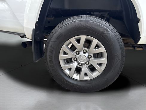 Used 2018 Toyota Tacoma SR5 AWD/4WD image 15