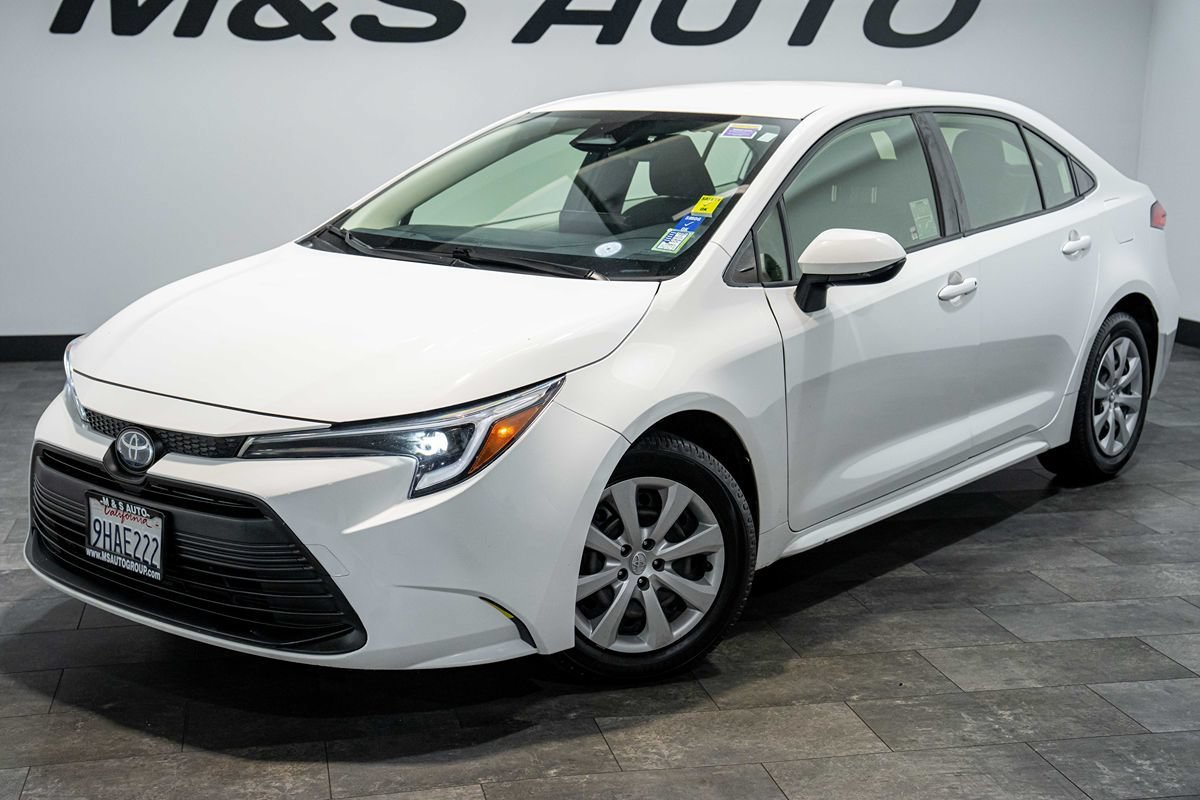 Used 2023 Toyota Corolla LE FWD image 2
