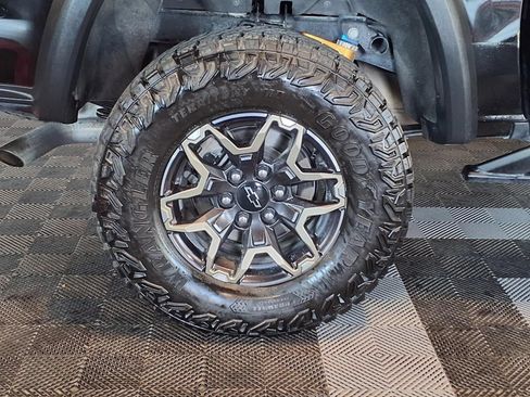 Used 2024 Chevrolet Colorado ZR2 w/ Technology Package AWD/4WD image 8