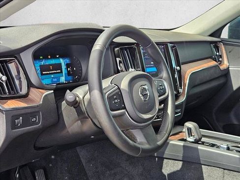 Used 2022 Volvo XC60 B5 Momentum w/ Advanced Package FWD image 9