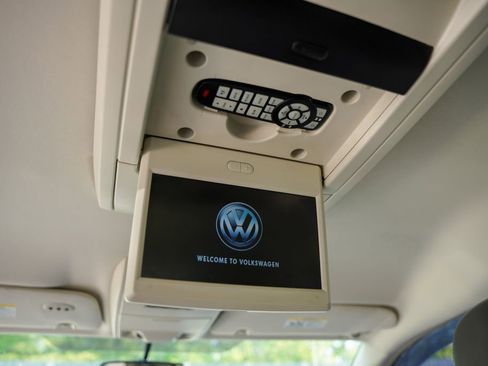 Used 2013 Volkswagen Routan SE FWD image 12