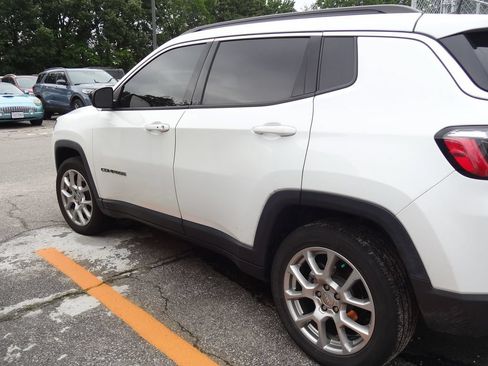 Used 2023 Jeep Compass Latitude w/ Sun and Sound Group AWD/4WD image 5