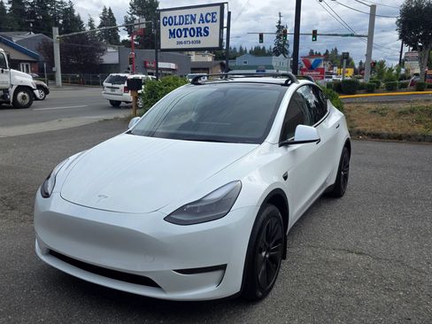Used 2025 Tesla Model Y Long Range RWD image 1