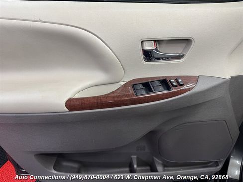 Used 2013 Toyota Sienna XLE image 28
