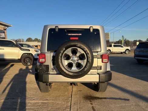 Used 2017 Jeep Wrangler Unlimited Sahara image 3