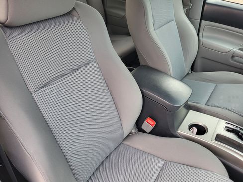 Used 2014 Toyota Tacoma Base image 14