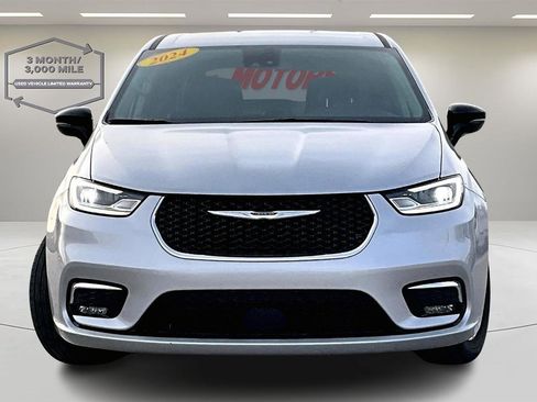 Used 2024 Chrysler Pacifica Touring-L image 2