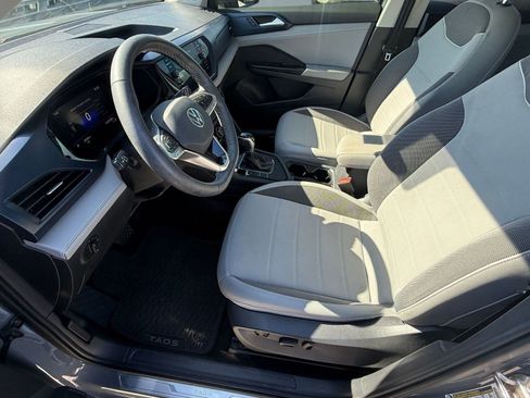 Used 2023 Volkswagen Taos SE w/ Panoramic Sunroof Package image 5