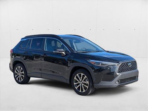 Used 2023 Toyota Corolla Cross XLE image 3