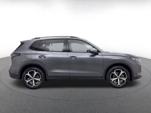 Used 2026 Volkswagen Tiguan SE AWD/4WD image 8