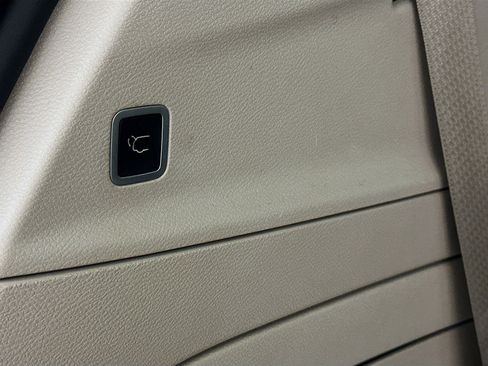 Used 2018 Chrysler Pacifica Touring-L image 31