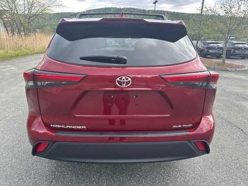 Used 2022 Toyota Highlander XLE AWD/4WD image 4