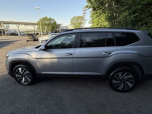 Used 2024 Volkswagen Atlas SE AWD/4WD image 12