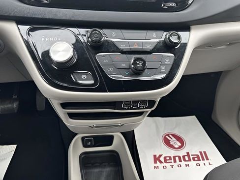 Used 2022 Chrysler Voyager LX image 28