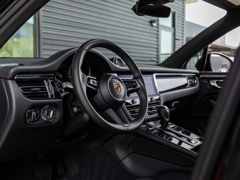 Certified 2026 Porsche Macan AWD/4WD image 4