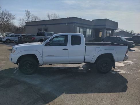 Used 2013 Toyota Tacoma 4x4 Access Cab V6 w/ SR5 Pkg image 2
