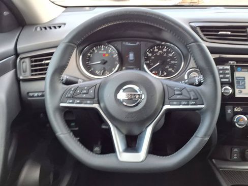 Used 2017 Nissan Rogue SV w/ Sun & Sound Touring Package AWD/4WD image 30