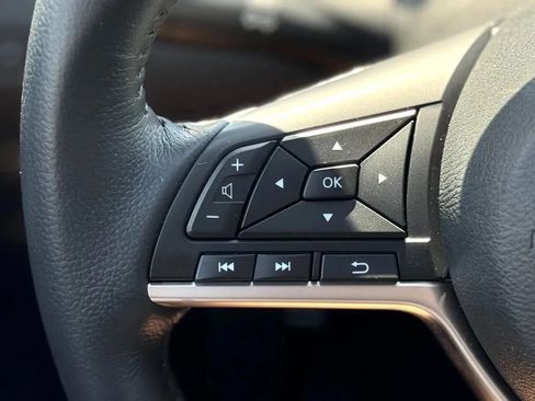 Used 2018 Nissan Rogue SV AWD/4WD image 18
