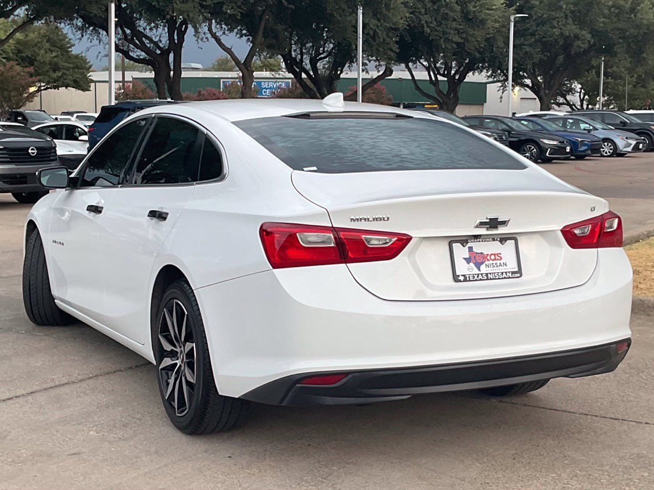Used 2018 Chevrolet Malibu LT FWD image 4