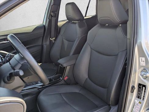 Used 2023 Toyota Corolla Cross XLE w/ Convenience Package AWD/4WD image 17